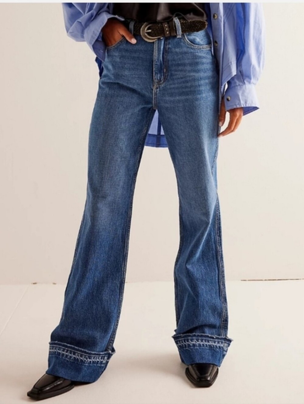 WE THE FREE Fosse Mid Rise Flare Jeans Size  27 Medium Wash